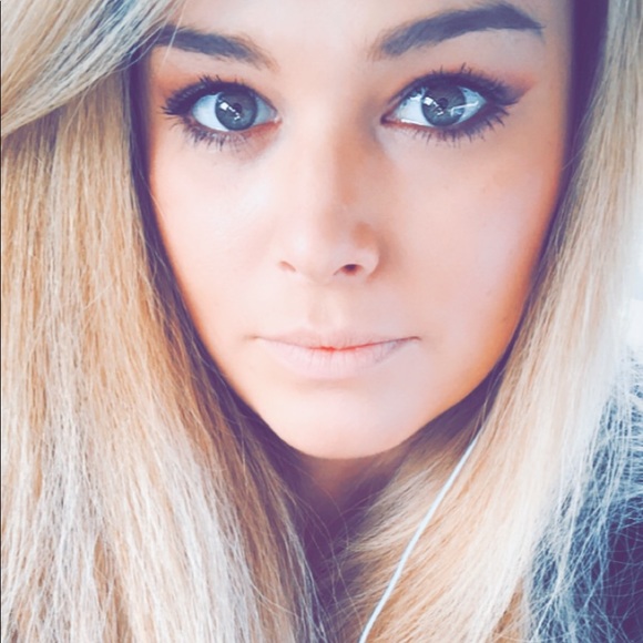 Meet your Posher, Cass - Picture 2 of 5